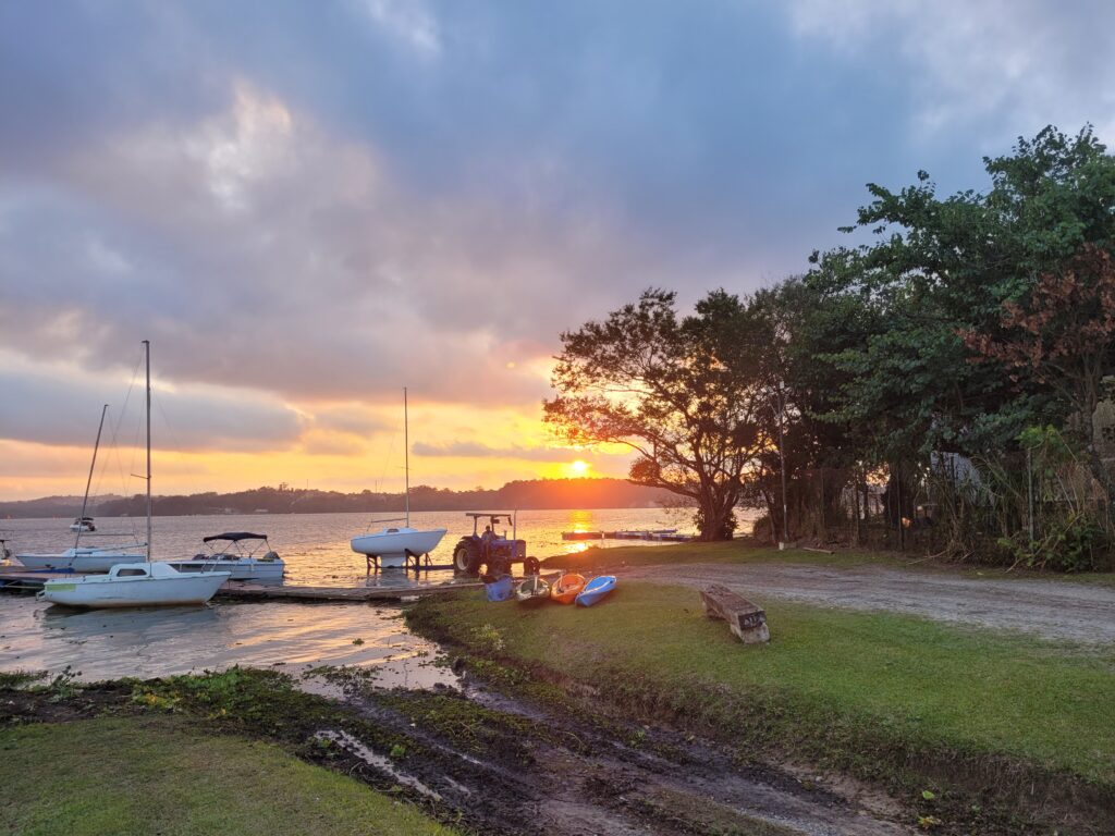 São Paulo: Entre o Caos do Trânsito e a Serenidade da Represa Guarapiranga – Um Comparativo de Estilos de Vida