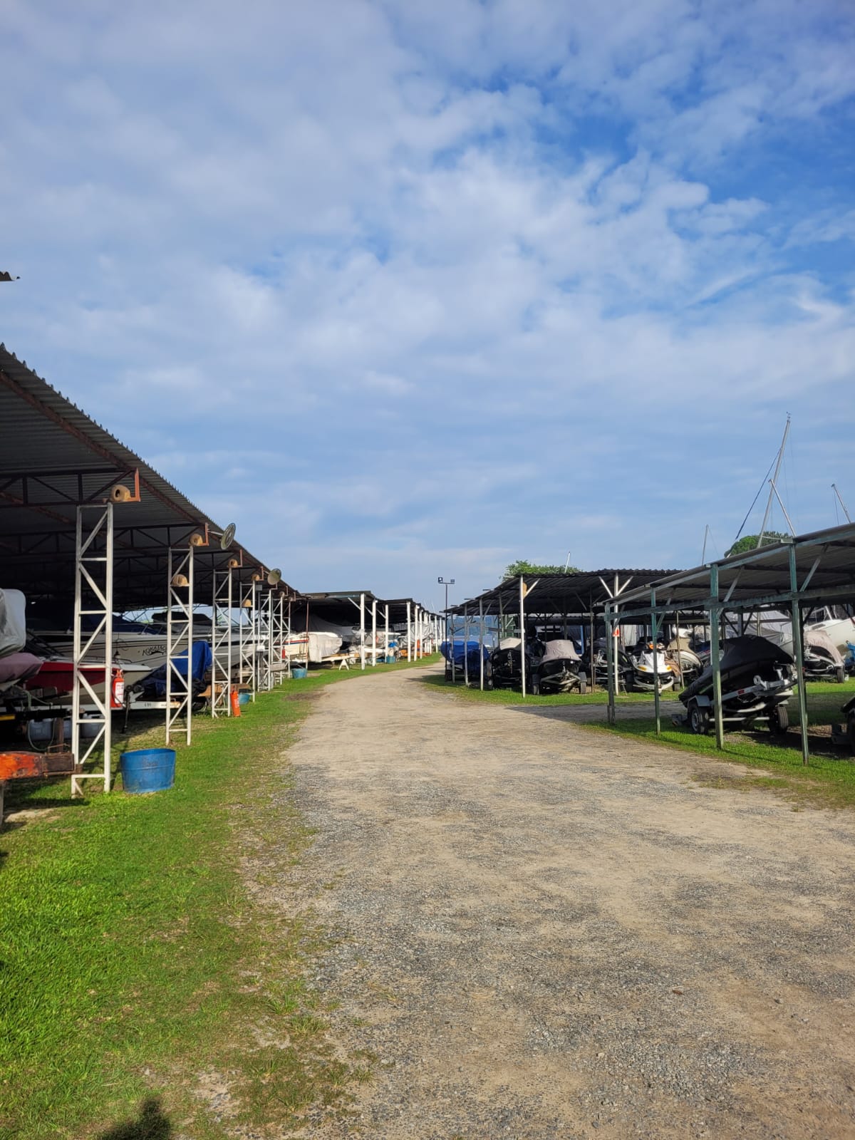 Garagem náutica da Marina Sylvestre — vagas cobertas na Guarapiranga