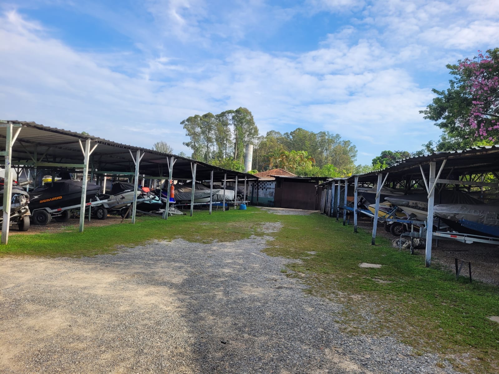 Garagem náutica da Marina Sylvestre — embarcações guardadas