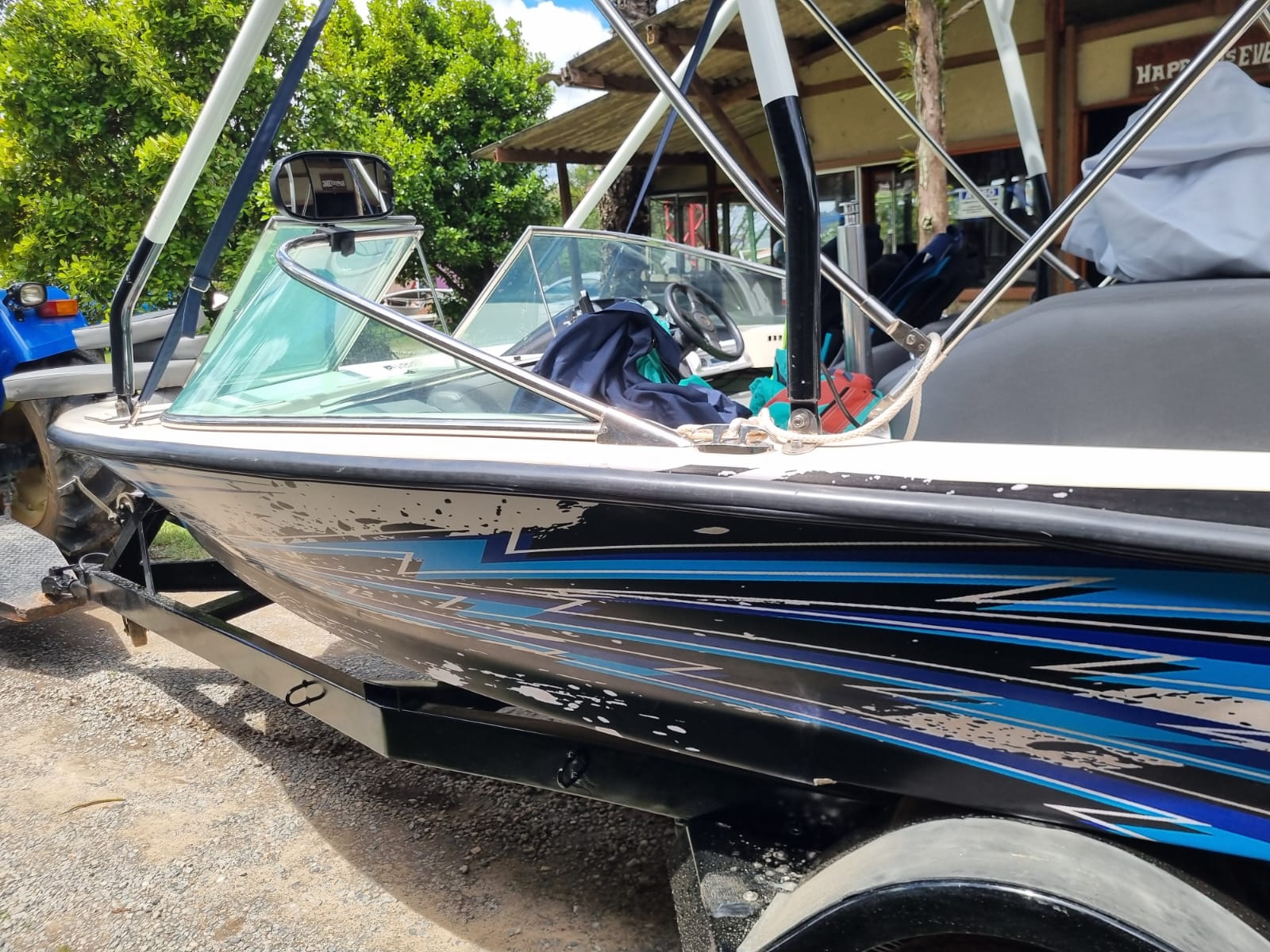 Antes da reforma — embarcação na Marina Sylvestre