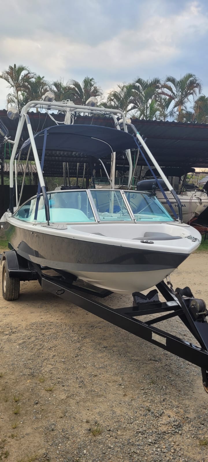 Depois da reforma — embarcação restaurada na Marina Sylvestre