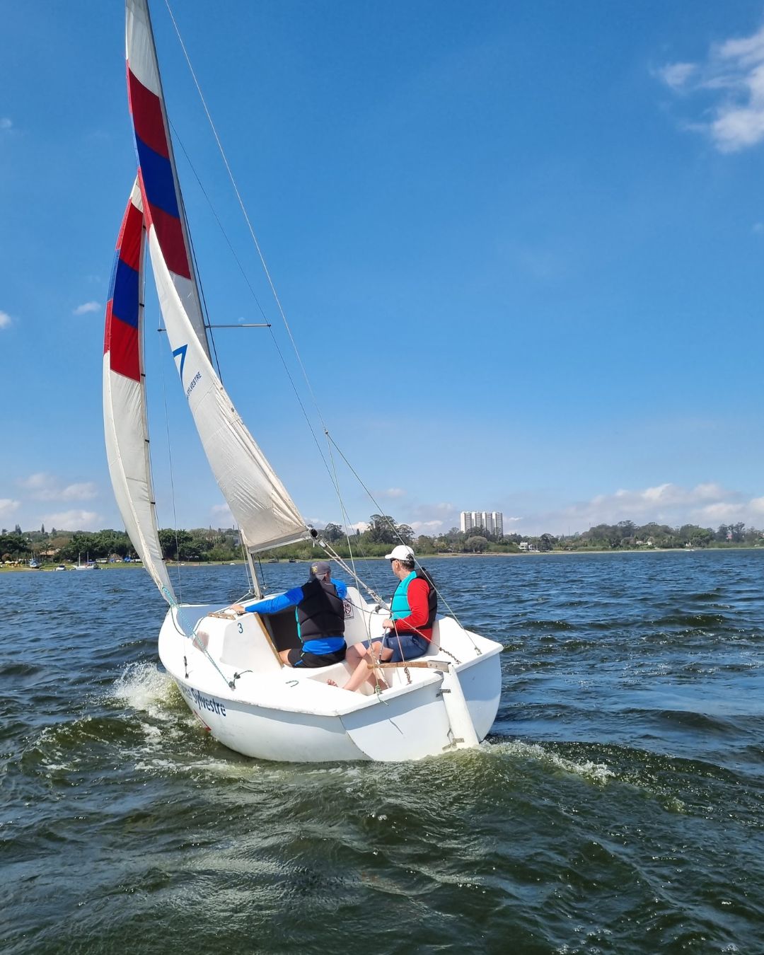 Curso básico de vela em São Paulo — aula prática em veleiro na Represa de Guarapiranga, Marina Sylvestre